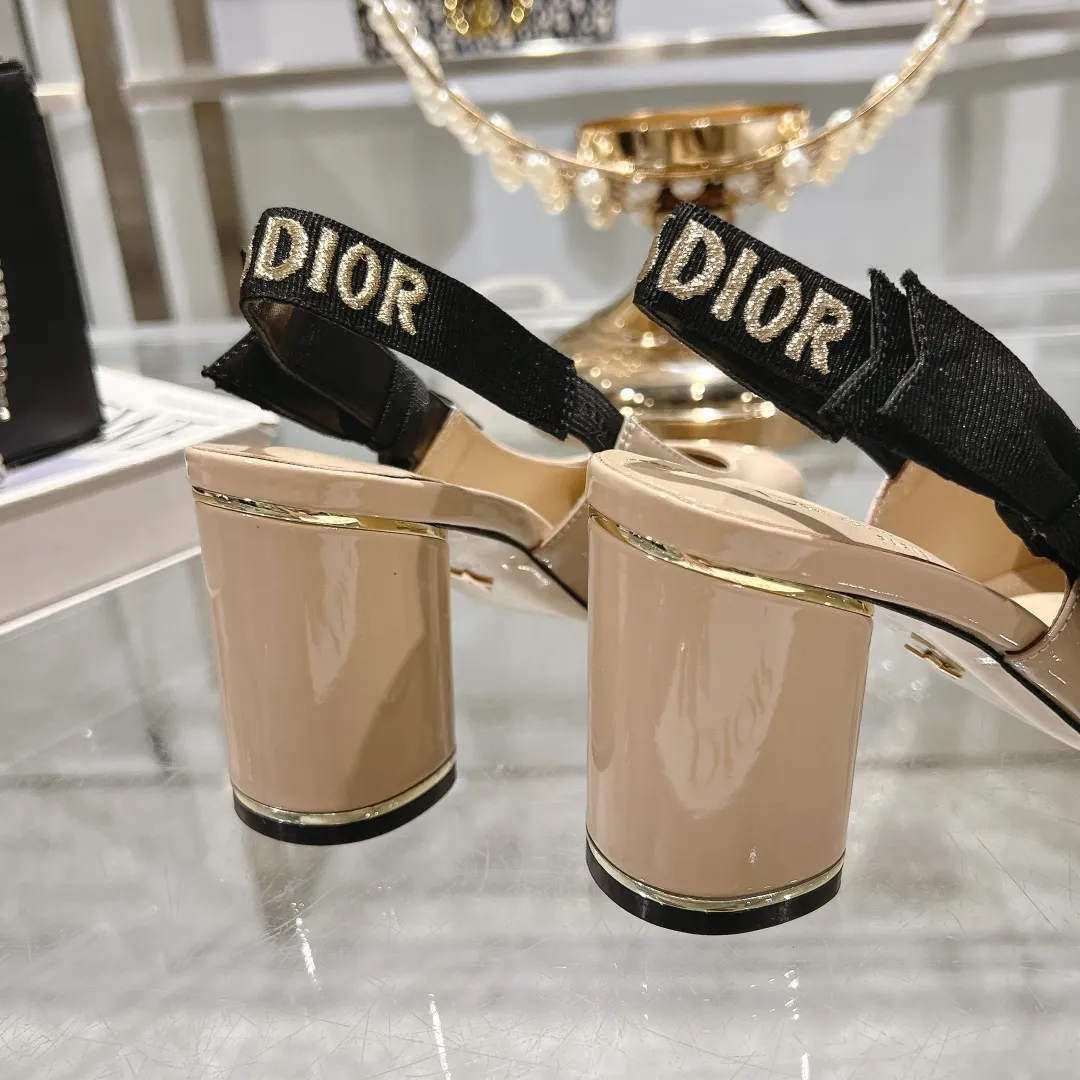 👟👟Ex-factory price 540👟👟Dior 2025 early spring new style Rhodes series women's sandals with special-shaped heel and empty back. Stars' same letter logo with electric embroidery process ➕Hardware buckle high-heeled women's shoes. The outside is decorated with butterflies 🦋knots for decoration, which makes the whole pair of shoes beautiful. 🌟Original development of top-end high-end version Material: imported patent leather upper, water-dyed sheepskin lining, foot pads + Italian leather outsole Heel height: 4cm 7.5cm Size: 35-41 standard code (40.41 customization is not returnable)